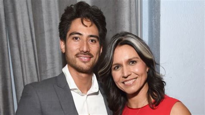 How Old is Tulsi Gabbard is She Married, Parents, Bikini, Wikipedia, Spouse, Legs, Partner Photo