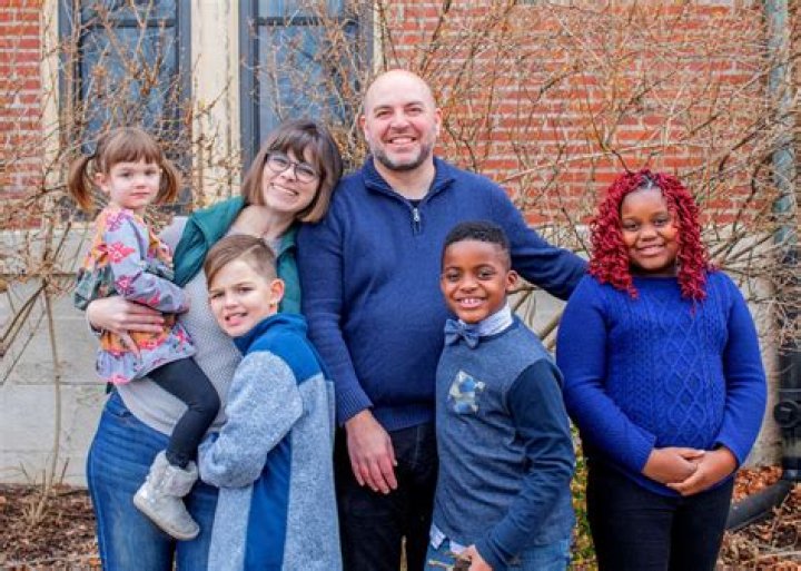 Kelly Cass and husband Chris Bee happily married as they live as family with three children ·