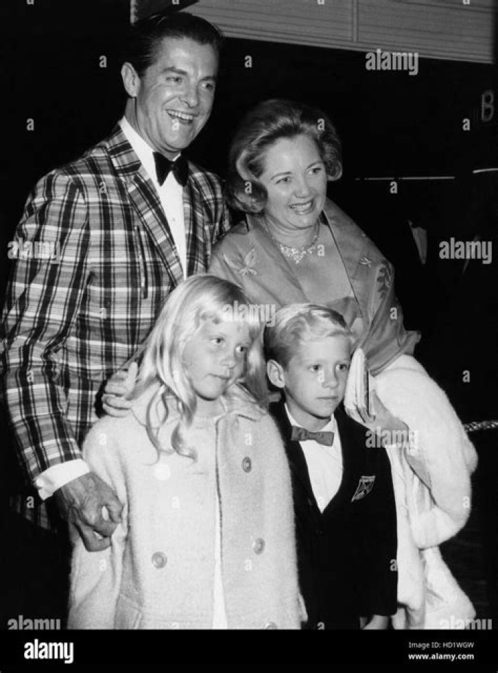 Uncover The Enigmatic Life Of Robert Cummings' Spouse: Lola Albright