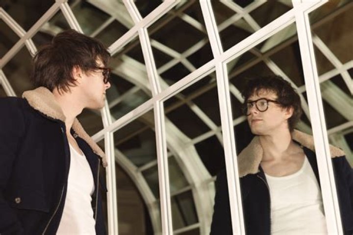 Who Is Alec Benjamin Sister? Meet Alec Benjamin Older Sister Logan |